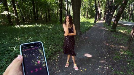 Подарил девушке вибро подарок и пошел выгуливать, управляя с телефона процессом стимуляции