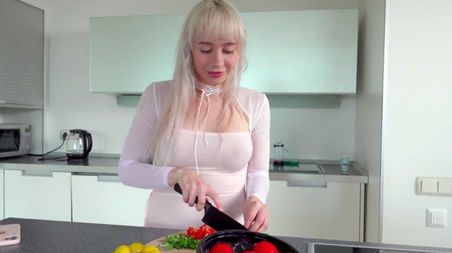 Опять обломал блондинке кайф, потому она запрыгнула на пенис друга