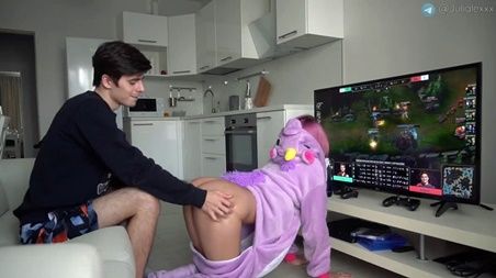 Соблазнила парня своим няшным костюмом и упругой попкой