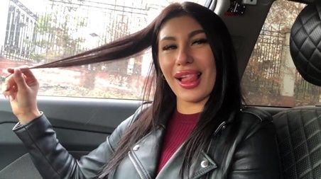 Познакомился с инстаграм телкой и трахнул её прямо в машине