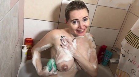 Сосед пришел отдать ключ и застукал соседку с большими сиськами в ванной