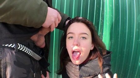 Подцепил девушку и заставил делать минет на улице