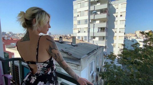 Русская блондинка в Турции соблазнила мужика и замутила минет