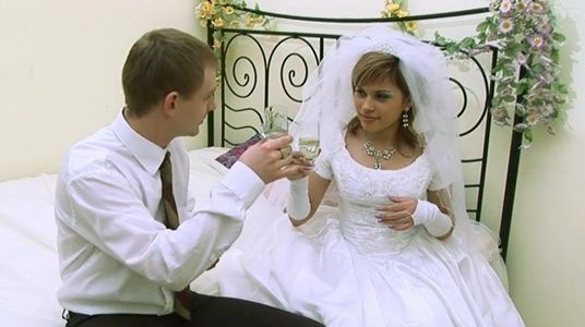 Отпраздновали первую брачную ночь бутылкой шампанского и страстным сексом