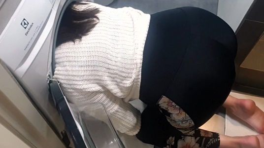 Жена застряла в стиральной машинке и получила секс в попку
