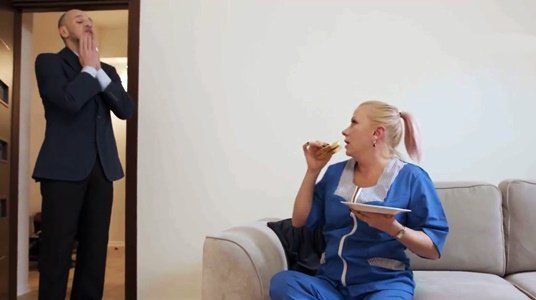 Застукал служанку, как та украла бутик с холодильника, пришлось наказать