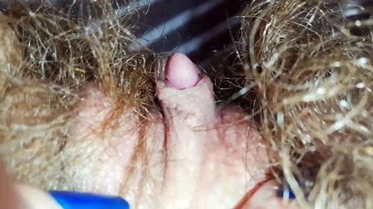 Большой клитор спрятался в волосатой пизде