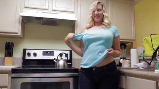 Пышная блондинка устроила стриптиз прямо на кухне