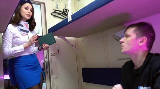 Проводница пришла проверить билет, и предложила дополнительные услуги