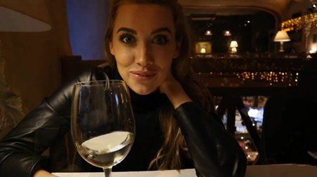 Питерский минет в туалете от красивой белокурой подруги