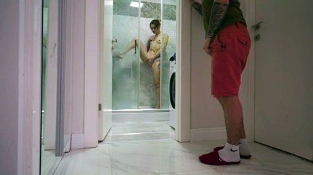 Подглядывал за подругой друга, пока тот бегал за пивом