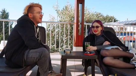 Мы только познакомились, а она уже трусики сняла и ноги расставила