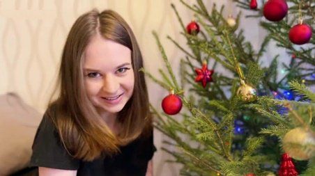 Сводная сестра подарила брату на новый год свою киску, встав раком под ёлкой