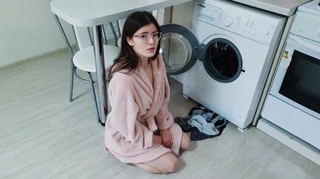 Сводная сестра поняла, что брат хочет ее трахнуть и ускорила процесс