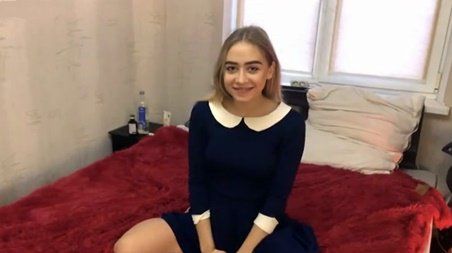 Брат вернулся домой раньше времени и застал сводную сестру за мастурбацией