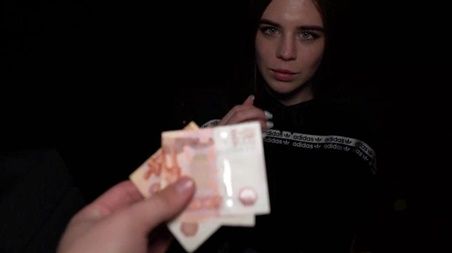 Помог финансово молодой девчонке и заодно трахнул ее красивую попку